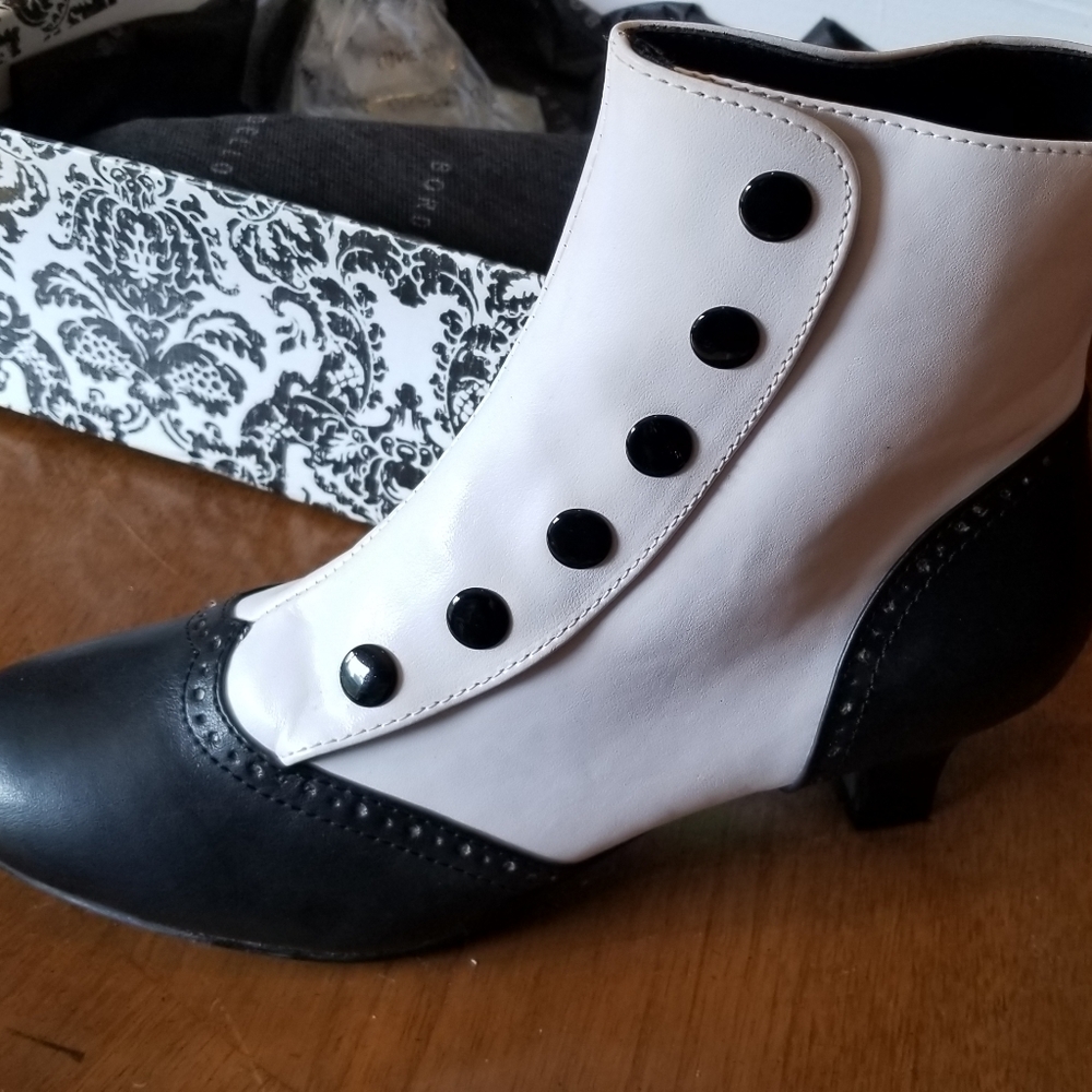 Pleaser Bordello boots vintage retro black white